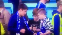 Dinamo Moskova'nın çocuk taraftarları tribüne atılan forma için taş-kağıt-makas oynadı