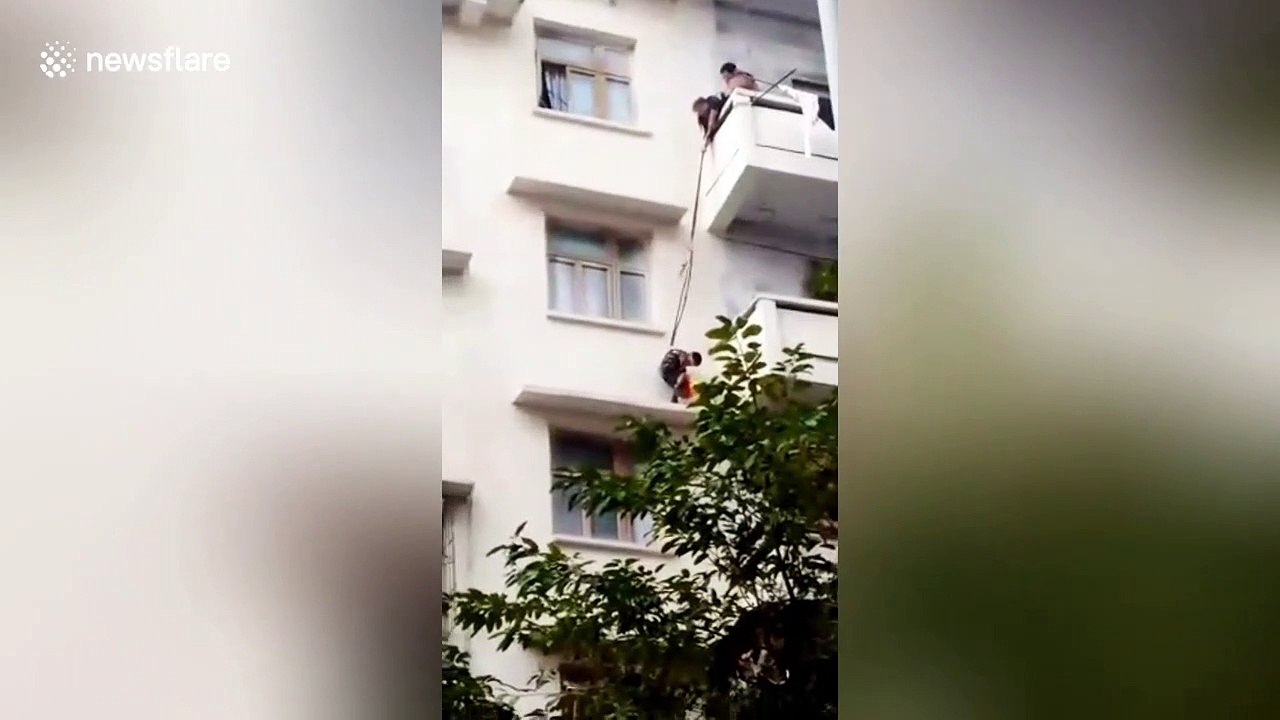 Une mamie suspend son petit fils à une corde pour récupérer son chat (Chine)