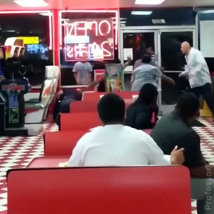 Ce gars déclenche une claque artistique pendant une bagarre