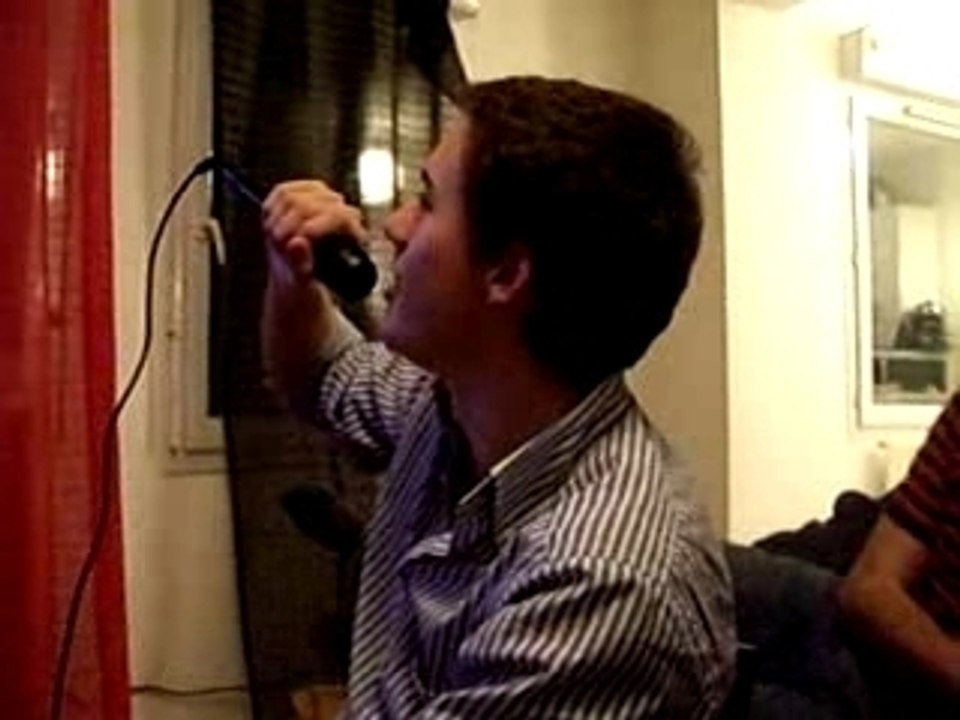 jeune demoiselle sing star