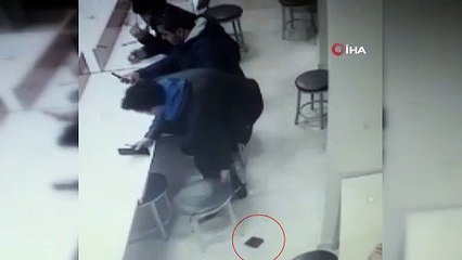 Yere düşen cüzdanı ayaklarıyla çaldılar!