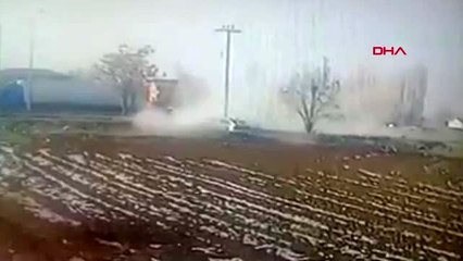 Afyonkarahisar'da direğe çarpan otomobil güvenlik kamerasında