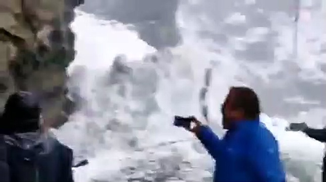 Une avalanche glissant sur une route de l'Himachal Pradesh alors que les touristes se précipitent vers la sécurité.