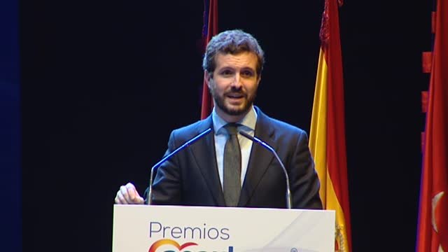 Casado asegura que quienes mandan en el concurrido Consejo de Ministros están debajo de la mesa