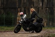 Ünlü oyuncu Wilma Elles'ten motosiklette güvenli sürüş uyarısı