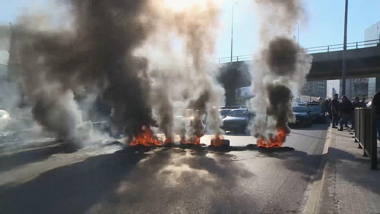 قطع الطرقات وحرق الدواليب احتجاجا على استفحال الأزمة الاقتصادية بلبنان
