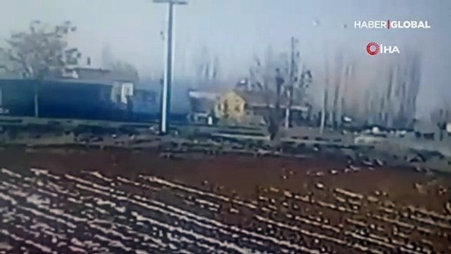 Otomobilin ikiye ayrıldığı kaza kameralarda