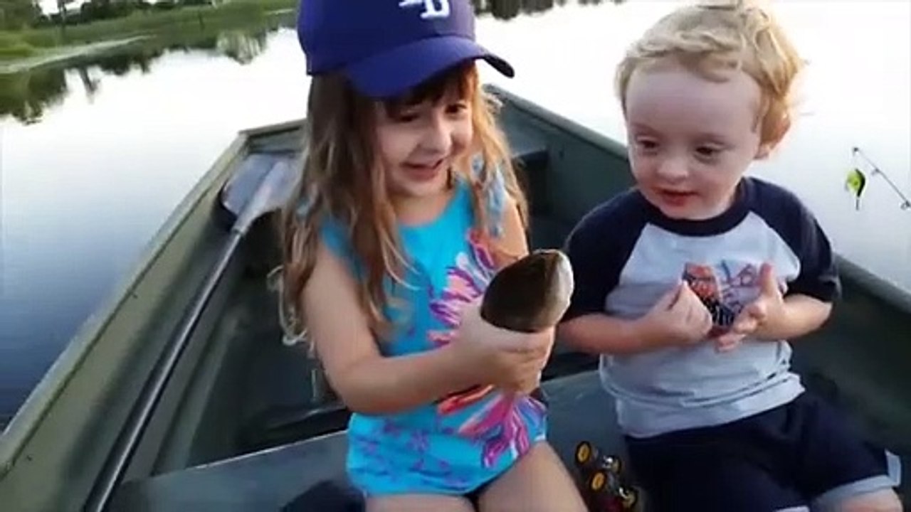 BABIES_MEET_FISH_FOR_THE_FIRST_TIME_|_Funny_Babies_And_Animals_Videos_Compilation(360p)