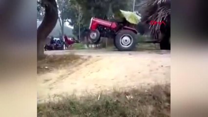 Hindistan'da traktör ikiye ayrıldı...o anlar kamerada