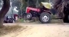 Halatla çekilen traktör, ortadan ikiye ayrıldı