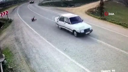 Otomobilin açılan kapısından düşen çocuk ölümden döndü