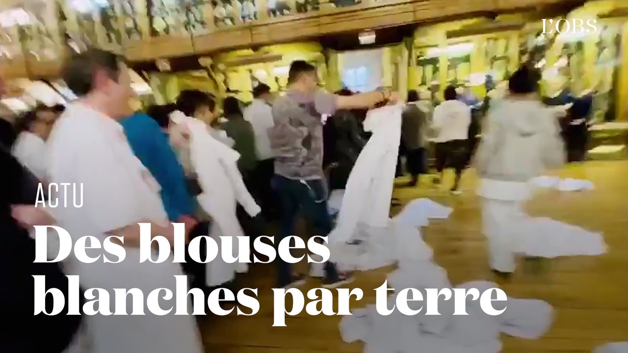 Contre le manque de moyens de l'hôpital, des médecins jettent leurs blouses blanches