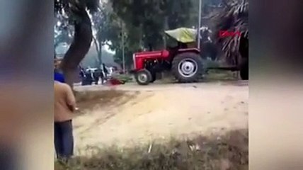 Aşırı yüklü traktör ikiye ayrıldı; işte o anlar