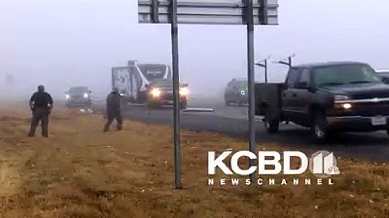 Un camion pulvérise une voiture au bord d'une autoroute