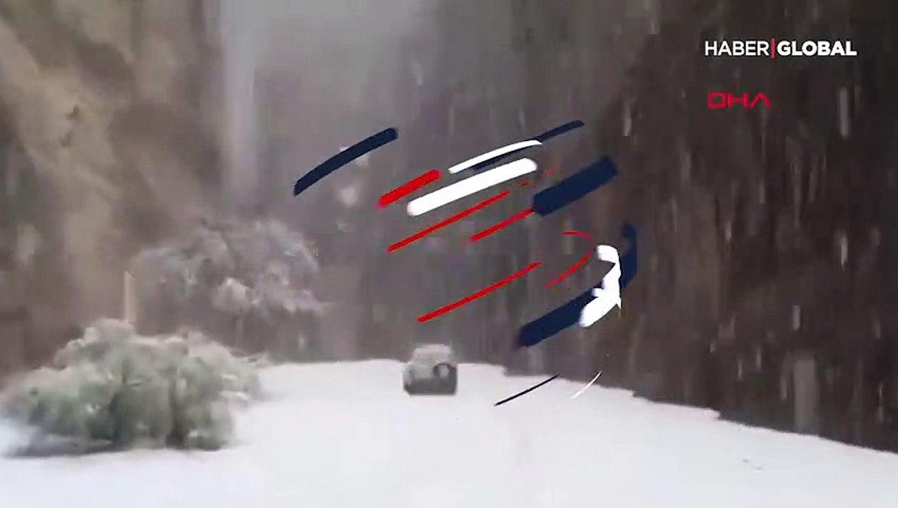 Suudi Arabistan'ın çöl bölgesi karla kaplandı