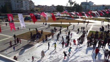 Dağlardan çocuklar için 30 kamyon kar getirildi