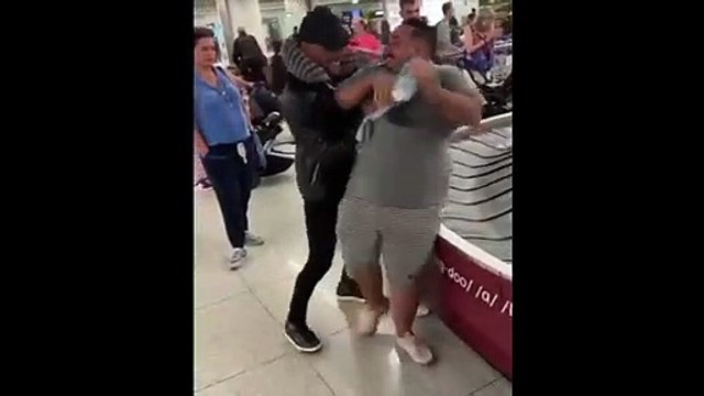 Poussé sur le tapis à baggages il galère à se relever à l'aéroport !