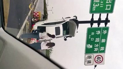 Comment cette voiture est arrivée à la verticale ?