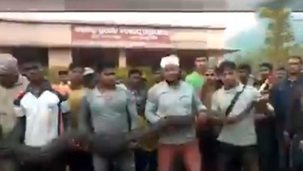 Six Pythons recovered from Hume pipe in Dhenkanal district of Odisha. | Oneindia Malayalam