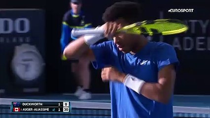 Solide et offensif, Auger-Aliassime a fait parler la poudre pour rallier les quarts