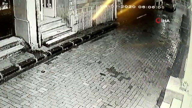 Bekçi ile hırsızlık zanlısı arasında yaşanan kovalamaca kamerada