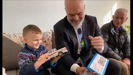 Kamëz, 'Waaa kamion...po nuk paska bateri', batuta e vogëlushit me Ramën në shtëpinë e re