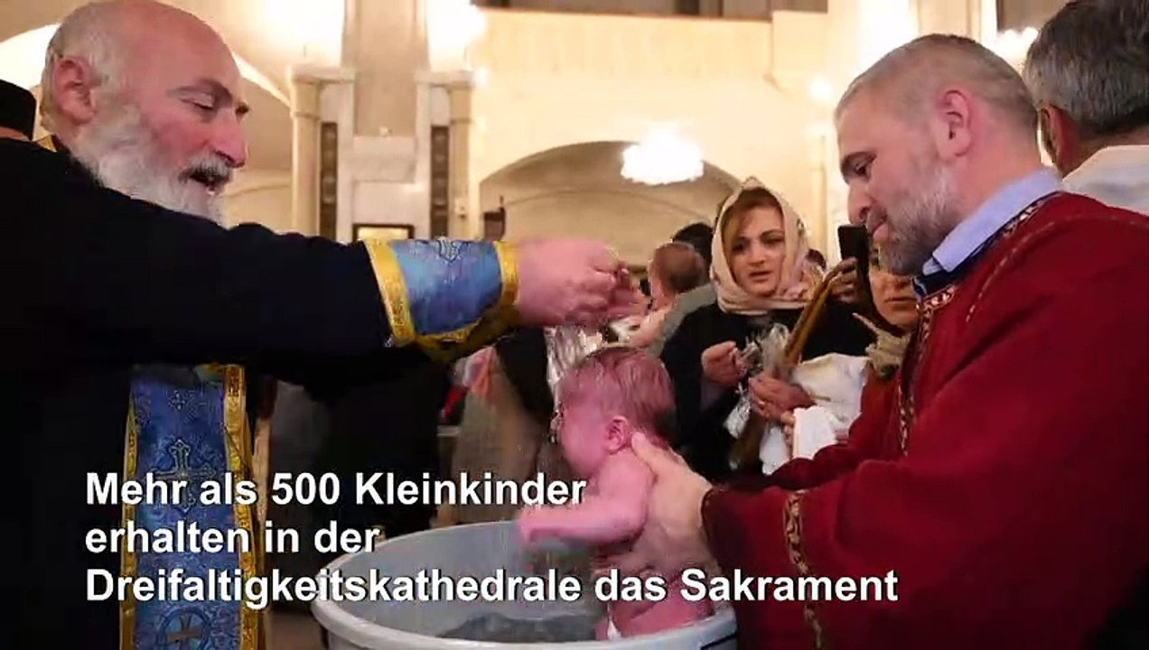 Ganz schön rabiat: Massentaufe in Georgien