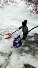 La chute de cet enfant en train de déblayer la neige est magique
