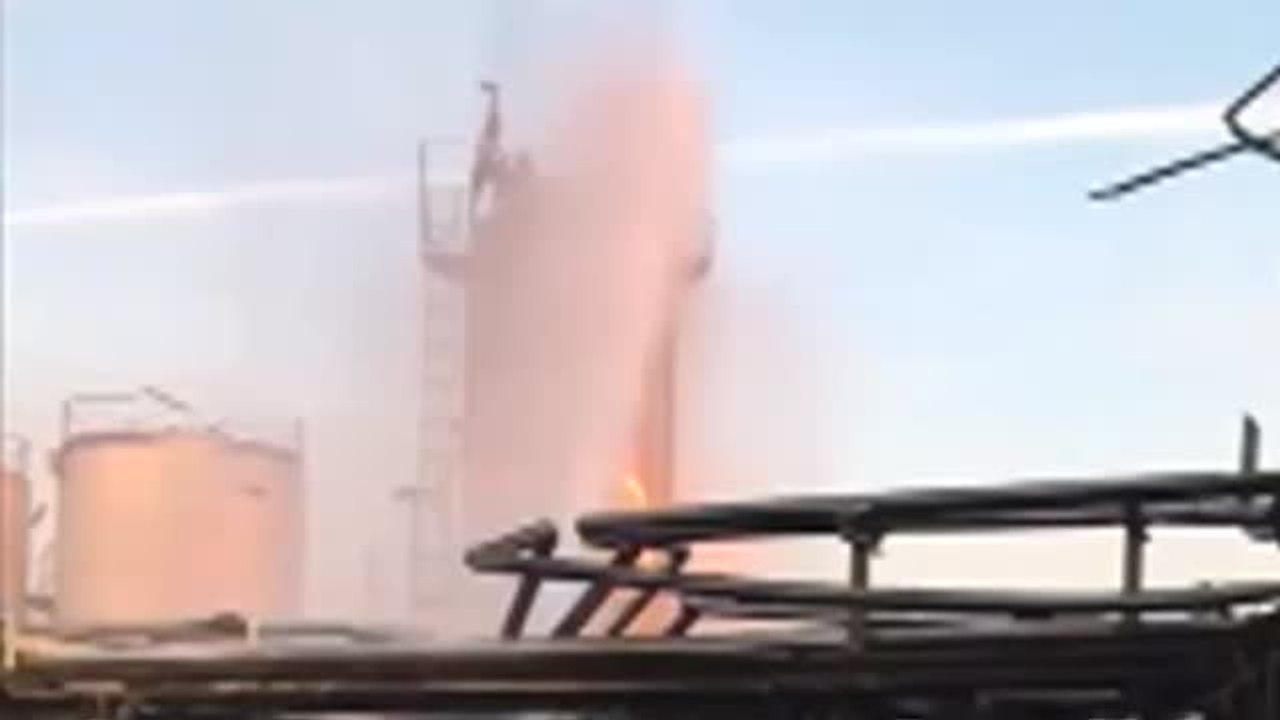 Los bomberos controlan la fábrica de Tarragona afectada por una explosión para evitar posibles derrumbes