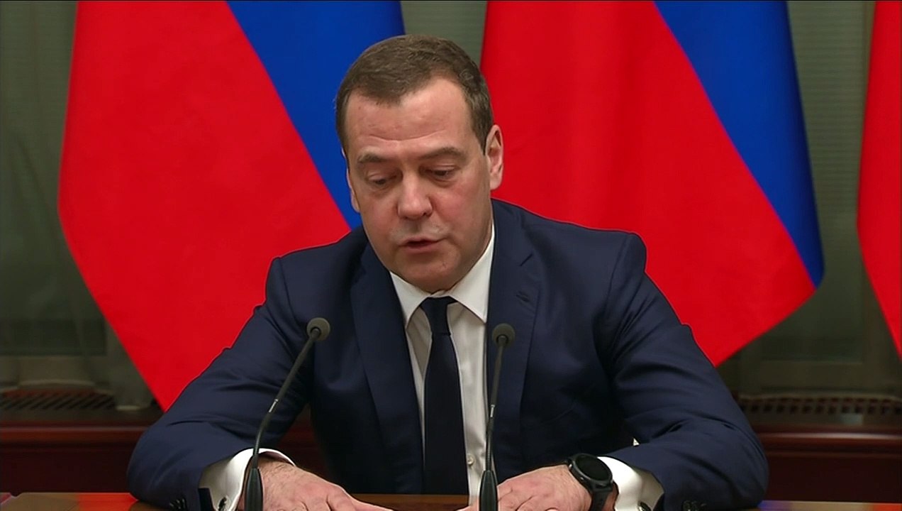 Medwedew: Russische Regierung tritt zurück