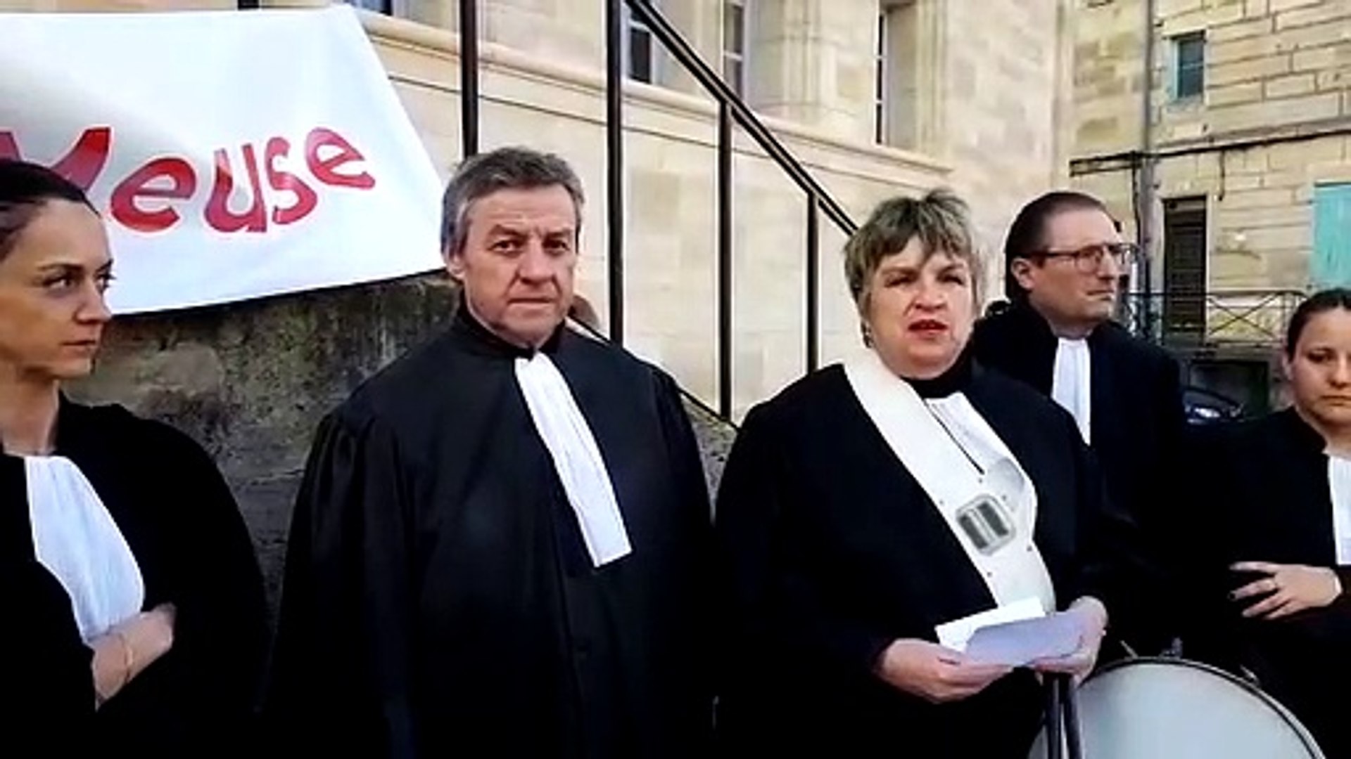 Les avocats du barreau de la Meuse manifestent devant le palais de justice  de Bar-le-Duc - Vidéo Dailymotion