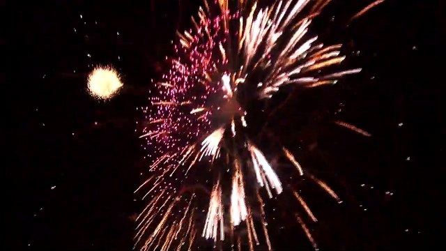 Des Italiens réussissent à fabriquer des feux d’artifices fait maison.