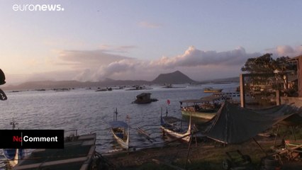 Autour du volcan Taal aux Philippines, le paysage est devenu noir