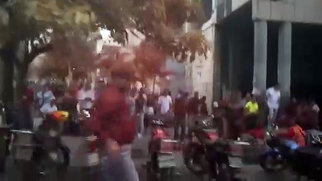 Venezuela: colectivos chavistas disparan y tiran heces a los diputados de Guaidó y a la prensa