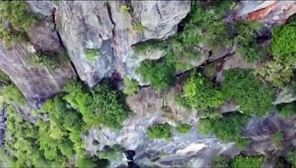 Un paracaidista se queda colgando de un acantilado más de cinco horas en Tailandia