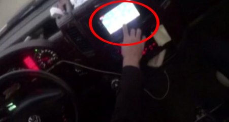 Seyir halindeyken okeye dönen sürücüyü yolcu affetmedi!