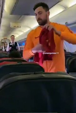 Sinan Gümüş kabin ekibini taklit ederse...