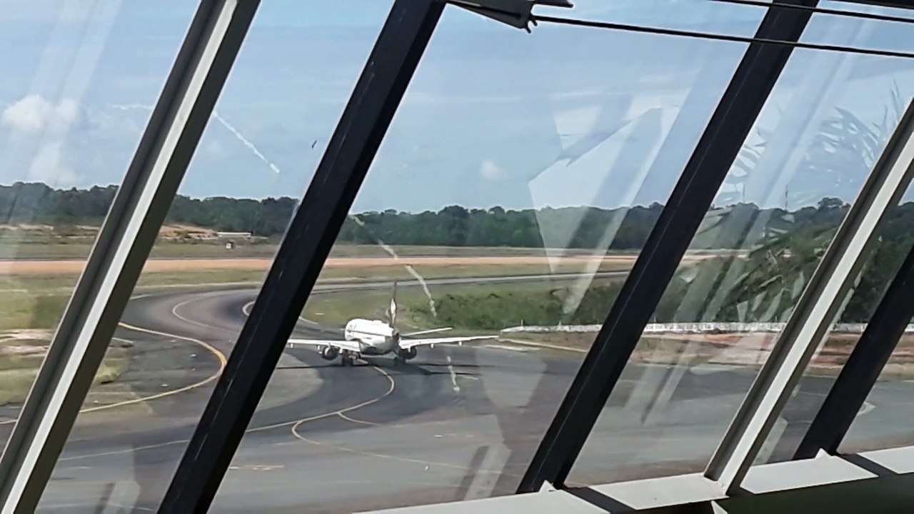 [SBEG Spotting]Embraer 195 PR-AYG taxia de Manaus para Tabatinga(11/01/2020)