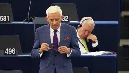 La simpática respuesta de Margallo a su foto durmiendo: "Cuando estoy despierto, lo estoy más que usted"