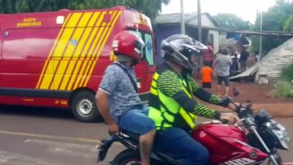 Homem sofre queda de telhado e recebe atendimento do Siate