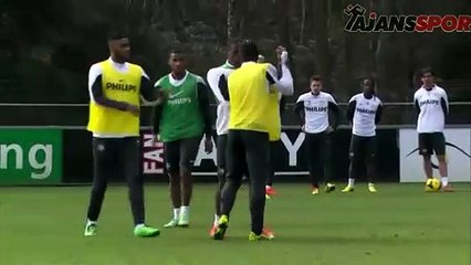 Antrenmanı bırakıp kavga ettiler!