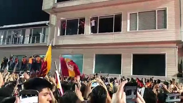 Gomis, Floryadaki şampiyonluk kutlamasında sarı-kırmızılı taraftarlara üçlü çektirdi