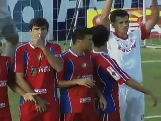 Forlan frikikten çok şık attı!