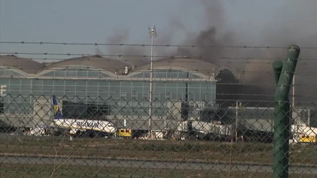 Espectacular incendio en el aeropuerto de Alicante