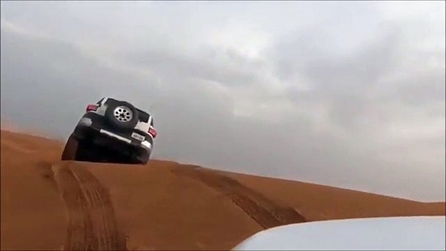 Mauvaise surprise pour ce conducteur de 4x4 qui tente de passer une dune