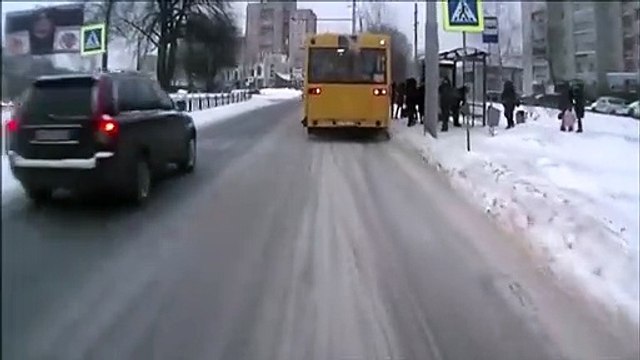 Un ado sauvé par sa chute au moment de traverser la route