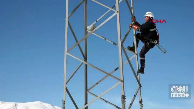 VEDAŞ ekipleri atlarla karlı dağları aşıp arızaya ulaşıyorlar