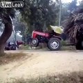 Tracté, ce tracteur est décapité !