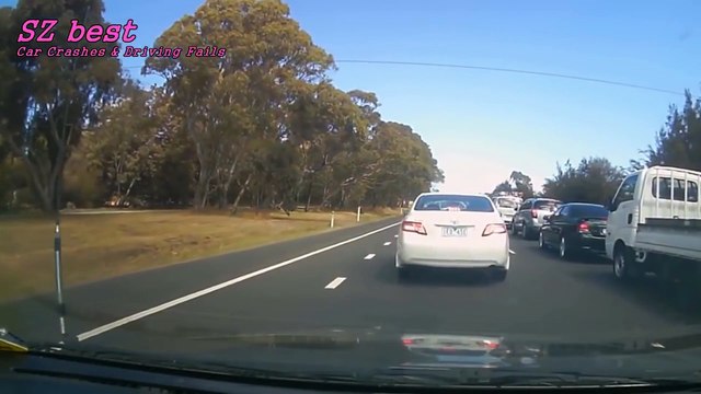 Doubler sur la bande d'arrêt d'urgence / la polie le surprend et l'arrête !