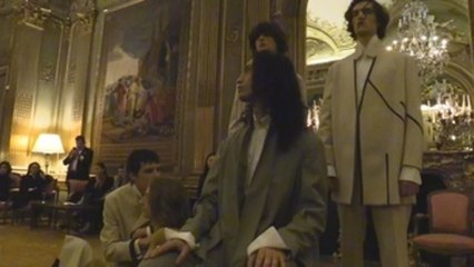 Oteyza debuta en la pasarela de París y marca el camino del nuevo traje